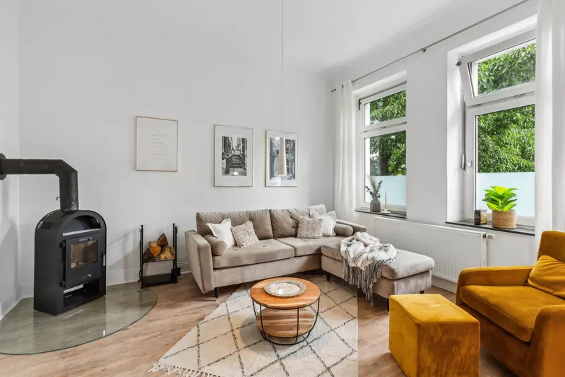 Wohnzimmer einer unserer Ferienwohnungen mit Kaminofen